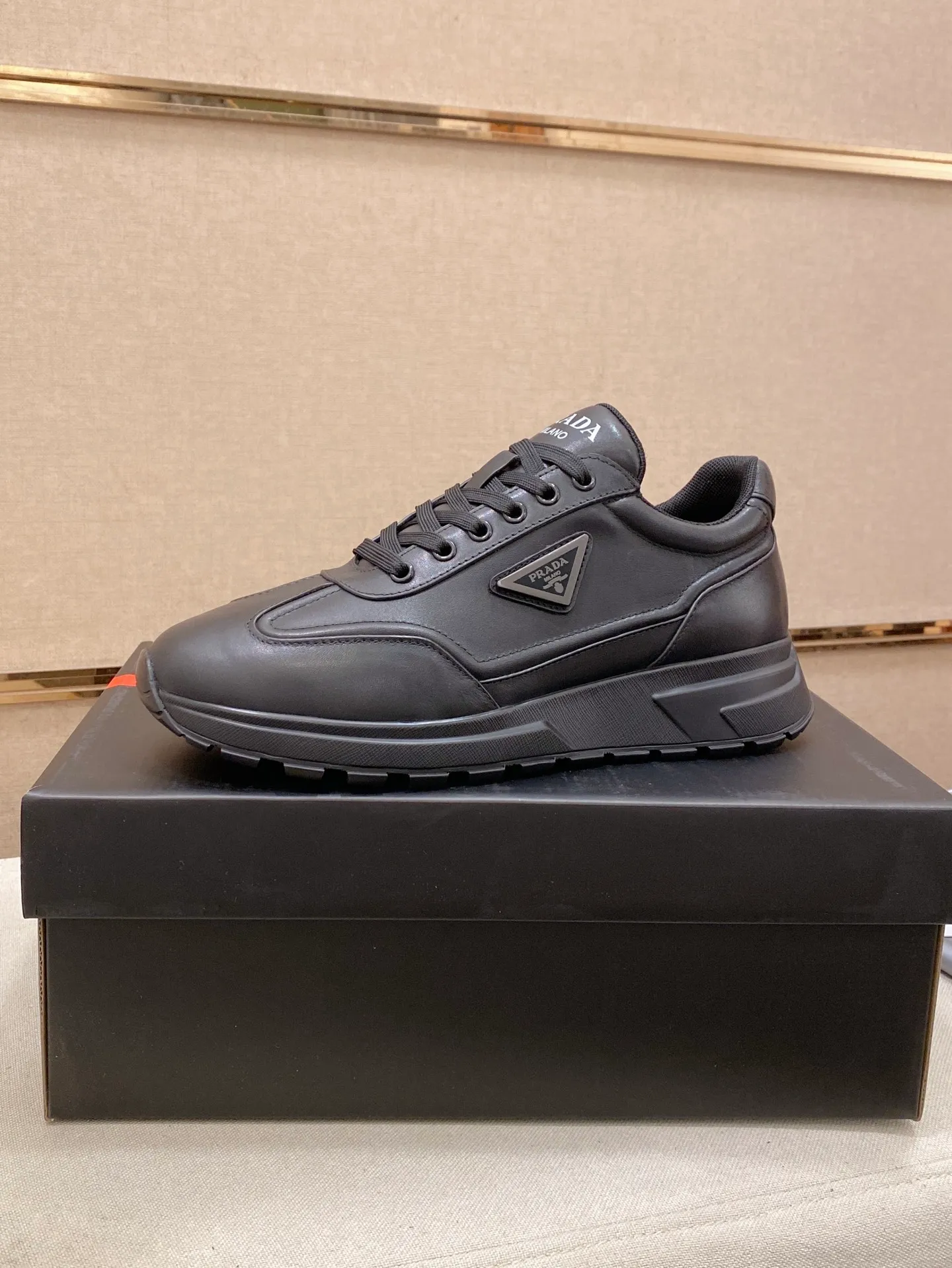 Factory price 600💰 ✔️✔️✔️High version High-quality new PRADA counters are on the market at the same time. The new men's shoes and 😘fabrics are selected from first-layer cowhide and are made by pure handicrafts. Lining: Full cowhide lining. 👍🏿 High-end ☄️ air-cushion molded anti-slip rubber outsole, exquisite lines, simple and elegant, comfortable and high-end for leisure travel. Code number: 38 to 45